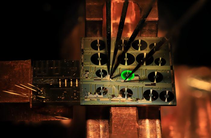 全球首個光子芯片上摻鉺波導激光器面世(圖1) 全球首個光子芯片上摻鉺波導激光器面世(圖1)