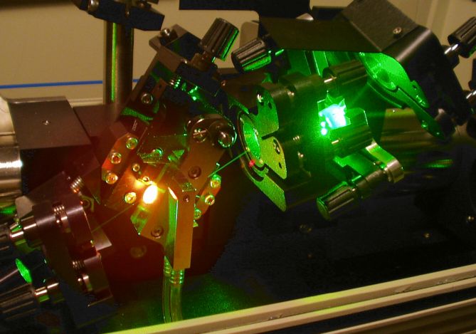 超短脈沖激光技術之飛秒激光器(圖1) 超短脈沖激光技術之飛秒激光器(圖1)