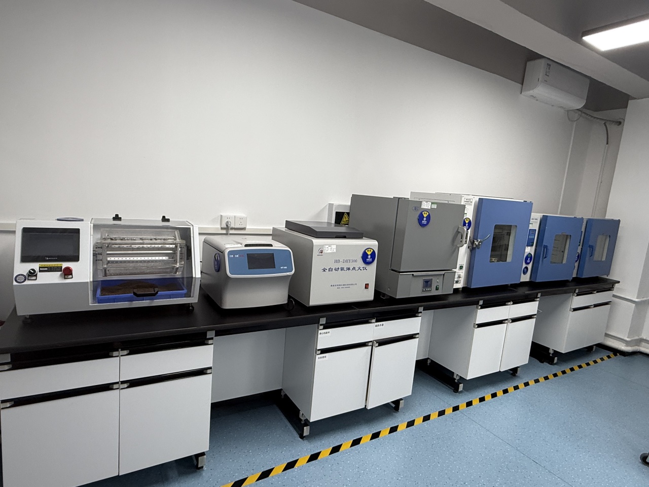 化學(xué)實驗室介紹(圖2) 化學(xué)實驗室介紹(圖2)