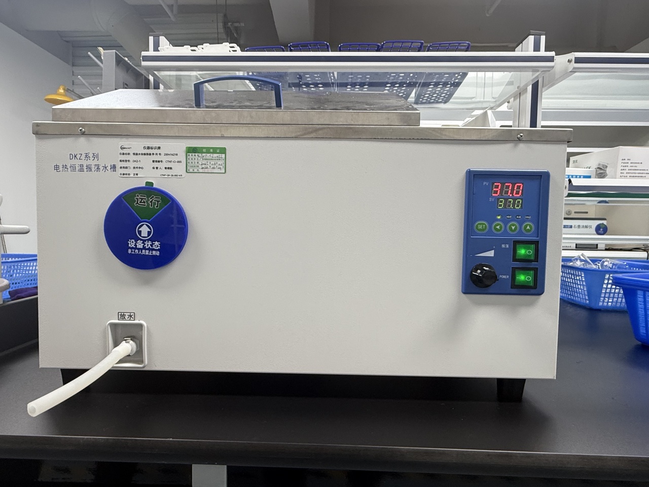 化學(xué)實驗室介紹(圖6) 化學(xué)實驗室介紹(圖6)